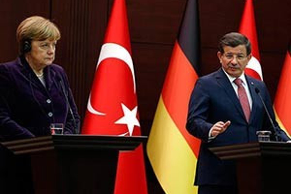 Merkel'den Davutoğlu'na 'basın özgürlüğü' tepkisi
