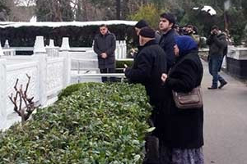 Mustafa Koç'un mezarı başında vefa nöbeti