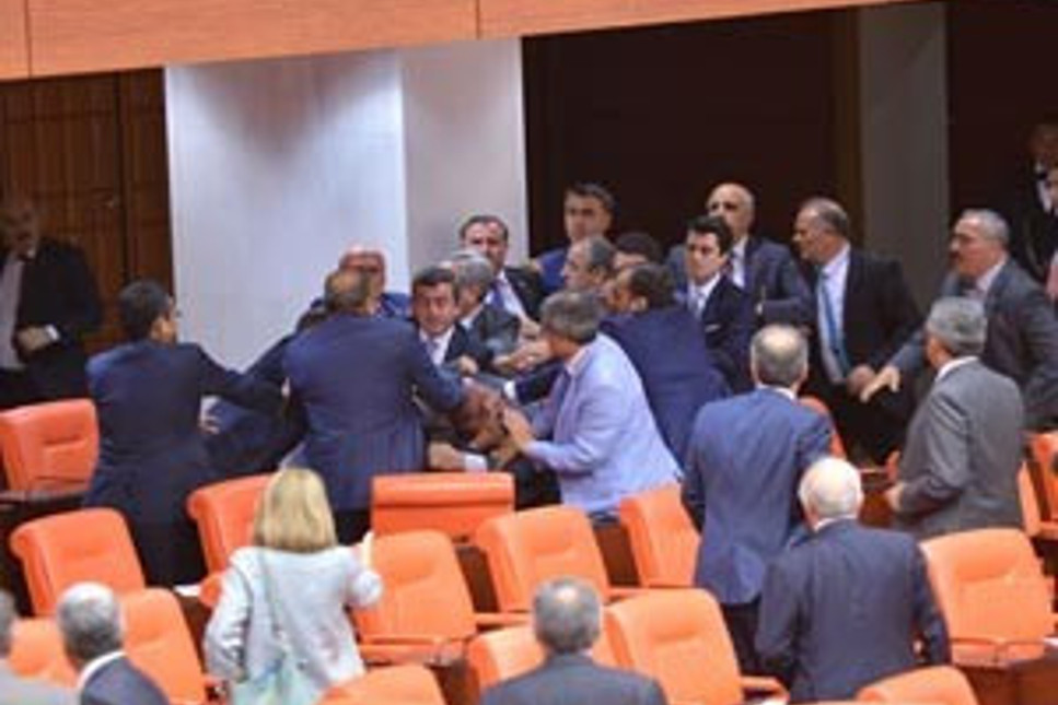 Mecliste parmak kıran AKP'li vekile rekor tazminat cezası