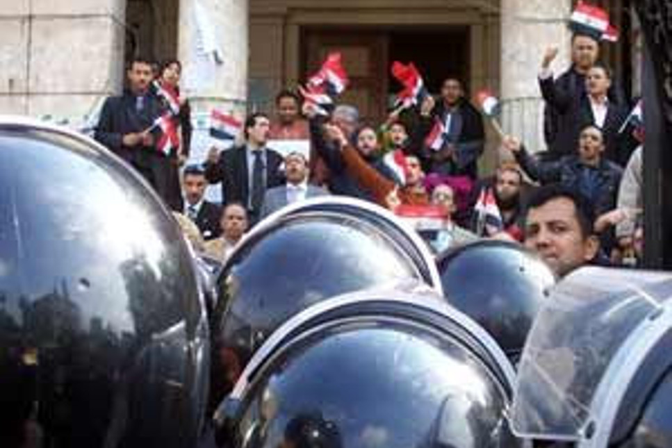 Mısırlı işçi patron dövüyor