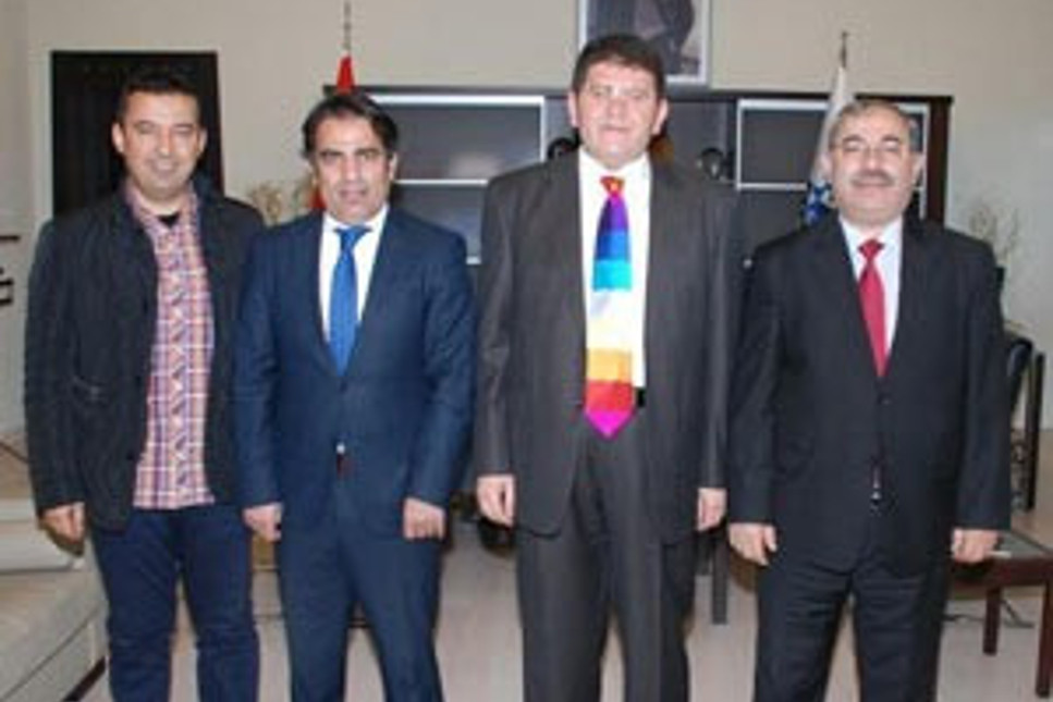 Mustafa Boydak'ın gökkuşağı rengindeki kravatı