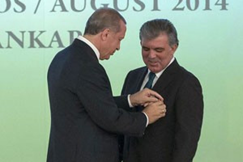 Erdoğan, Gül'e nişan takarken zorlandı