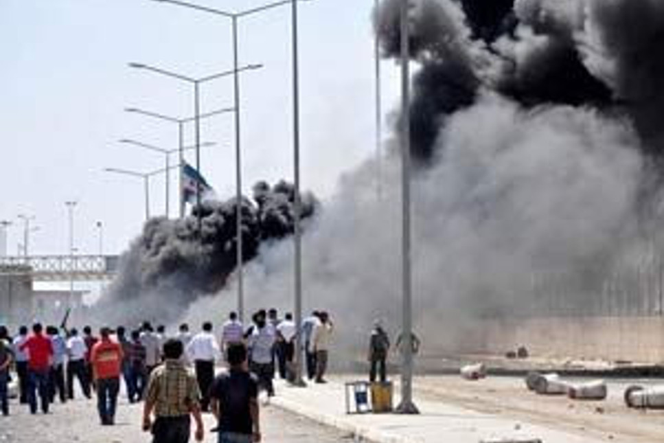 Suriyeliler Akçakale'de ateş açtı: 1 polis şehit