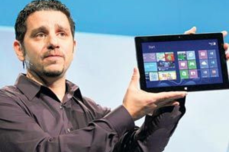 Windows 8’le birlikte tablet Surface’i çıkardı