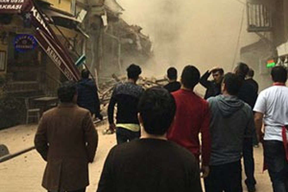 Taksim'de bina çöktü, vatandaş şok oldu