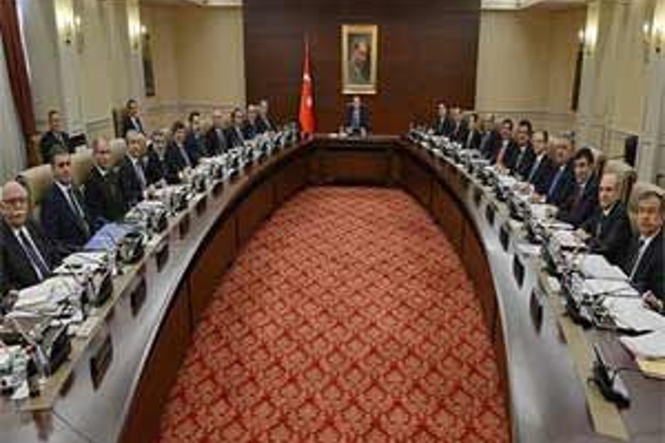 Abdullah Gül'le yakınlık bakanı koltuktan etti