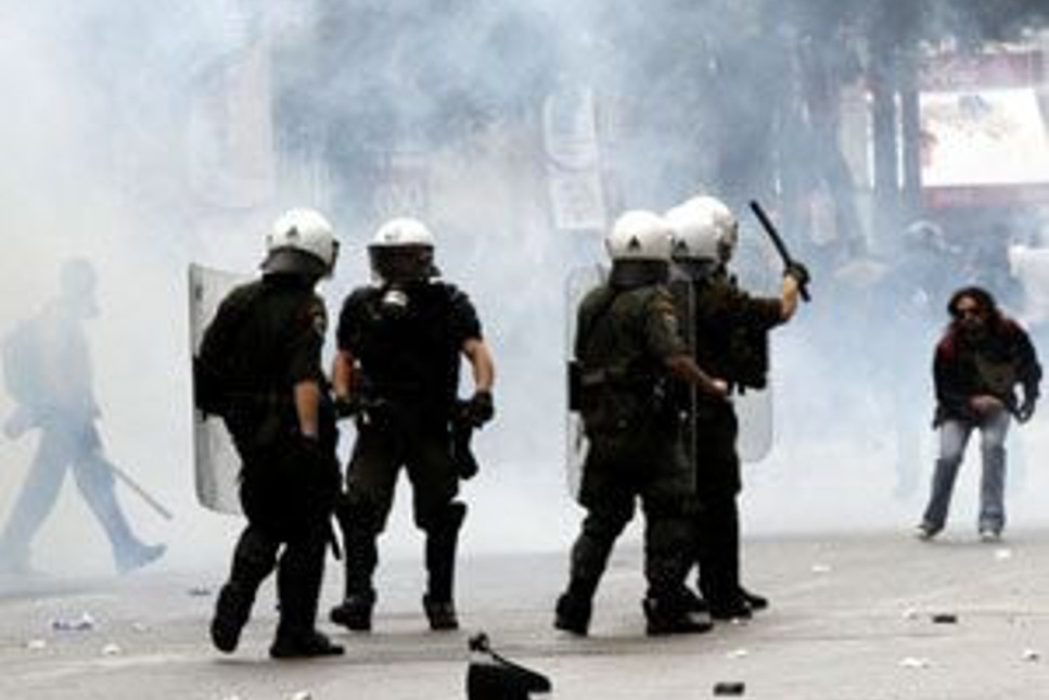 Yunanlı, bankayı ateşe verdi Meclis'e saldırdı: 3 ölü