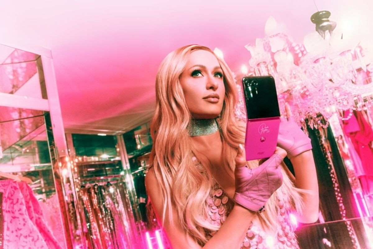 Motorola Razr+, Paris Hilton iş birliğiyle ve gösterişli kapak tasarımıyla 2000'lere geri götürüyor