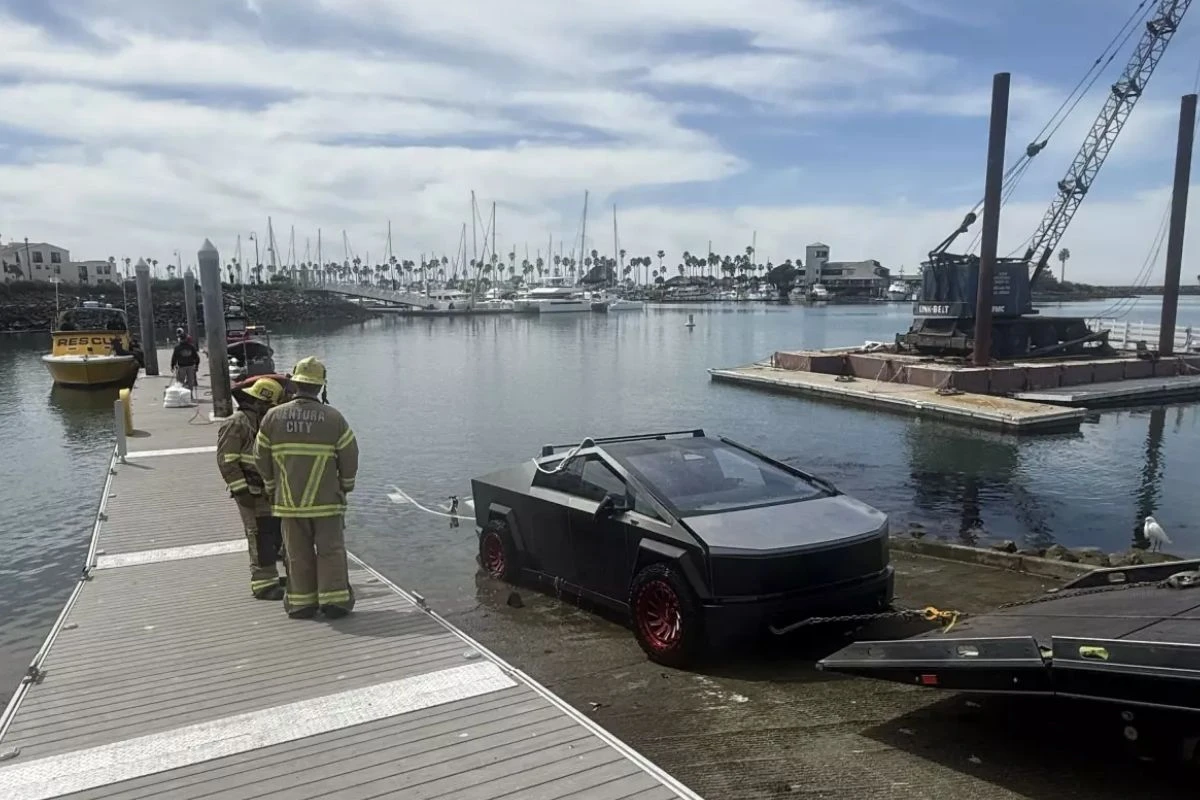 Jet skiyle beraber Tesla'yı da suya gömdü