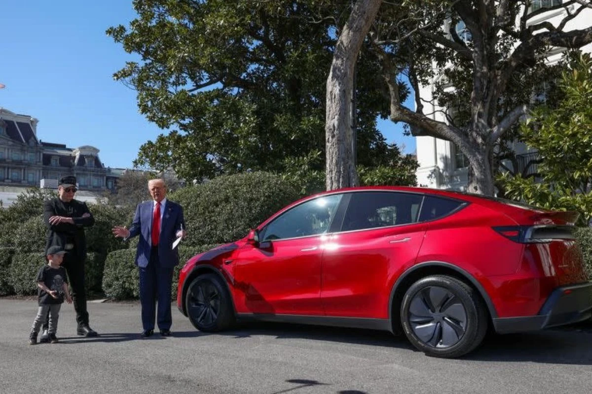 Trump, Beyaz Saray personeli için kırmızı Tesla aldı