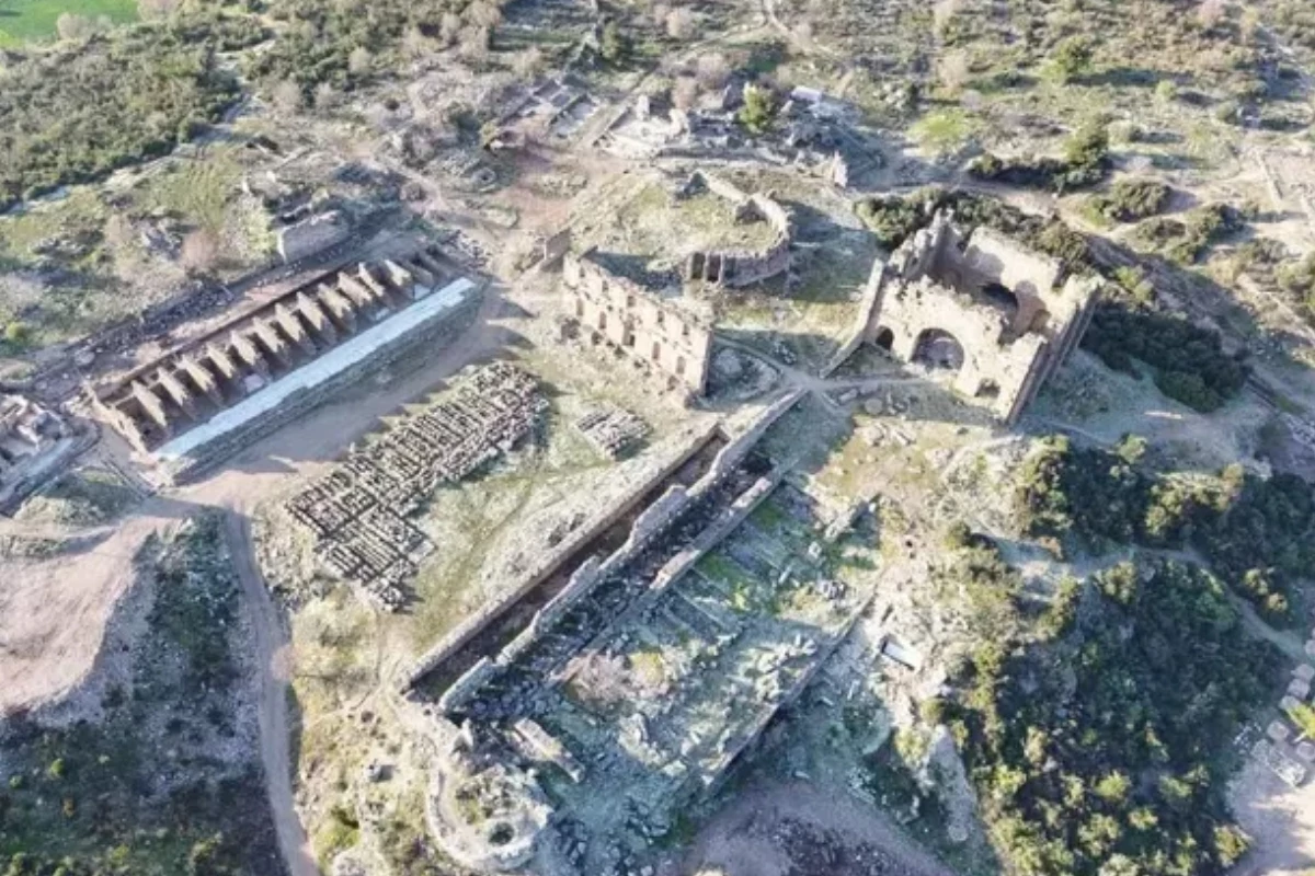 Aspendos Antik Kenti'ndeki kazılar, Roma villası, heykeller ve yeni meydanla tarihi yeniden şekillendiriyor