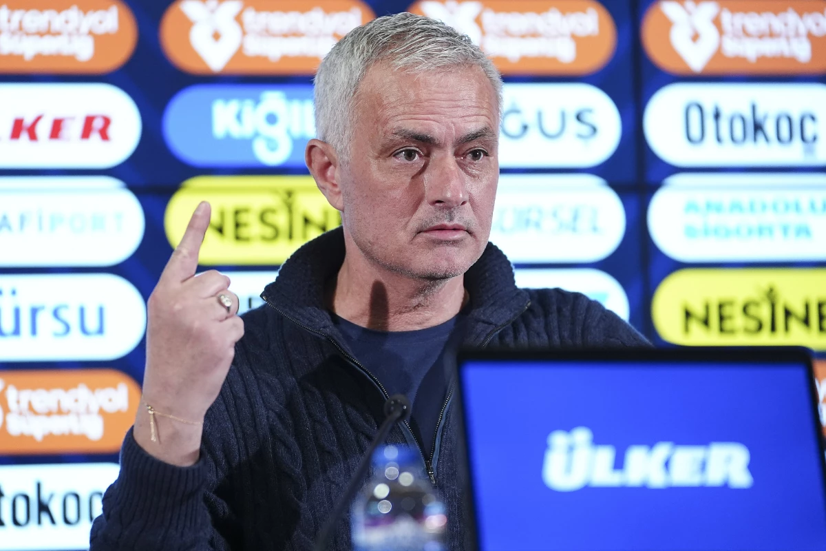 Fenerbahçe Teknik Direktörü Jose Mourinho'dan şampiyonluk sorusuna yanıt: Matematiksel olarak hala mümkün