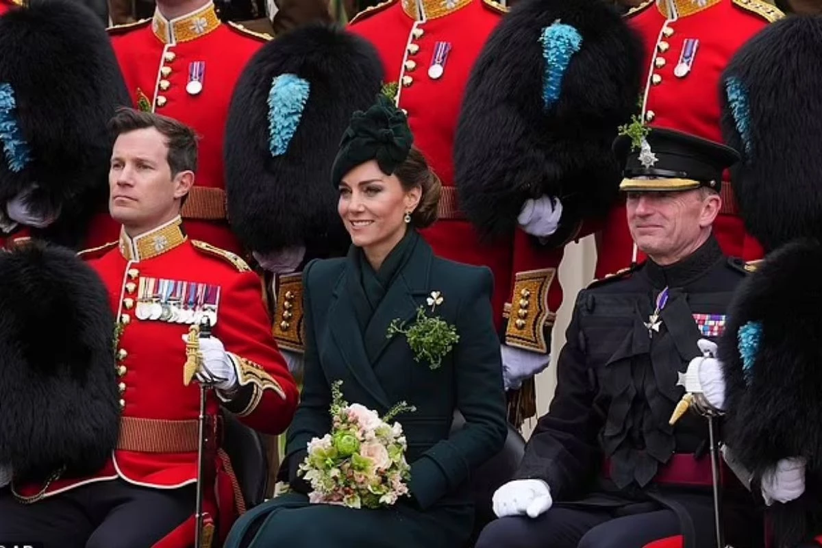 Galler Prensesi Kate Middleton, St. Patrick Günü'nde kadehini İrlandalı muhafızlarla kaldırdı