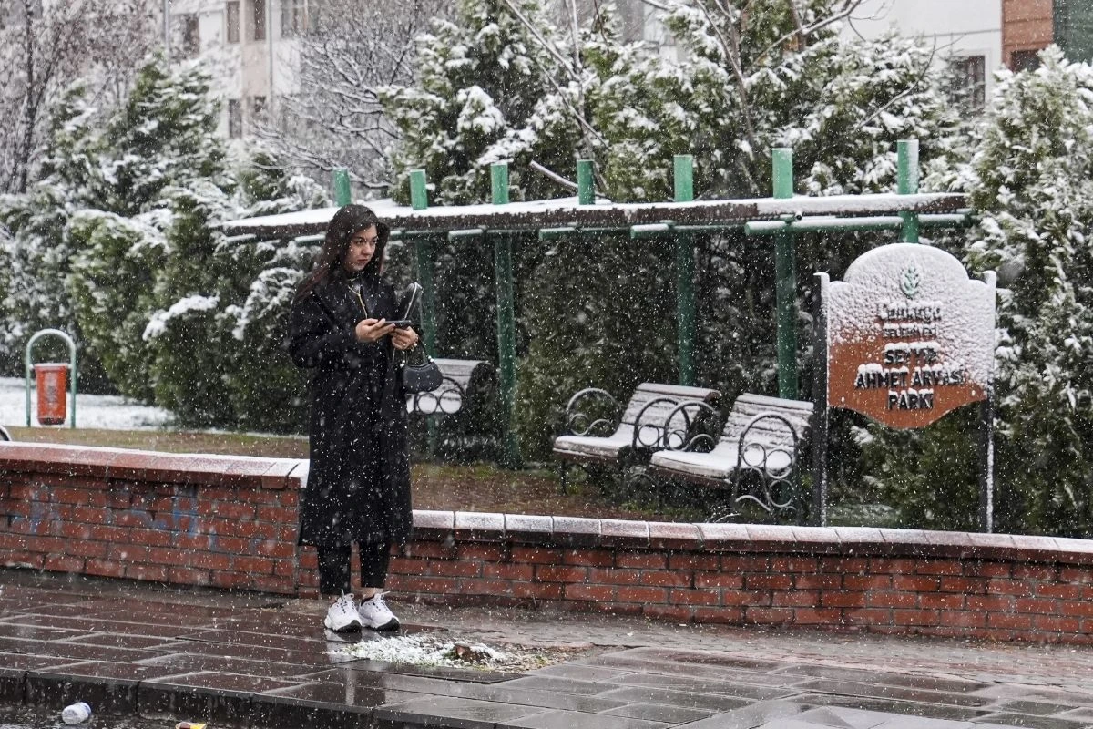 Başkent karlı bir güne uyandı