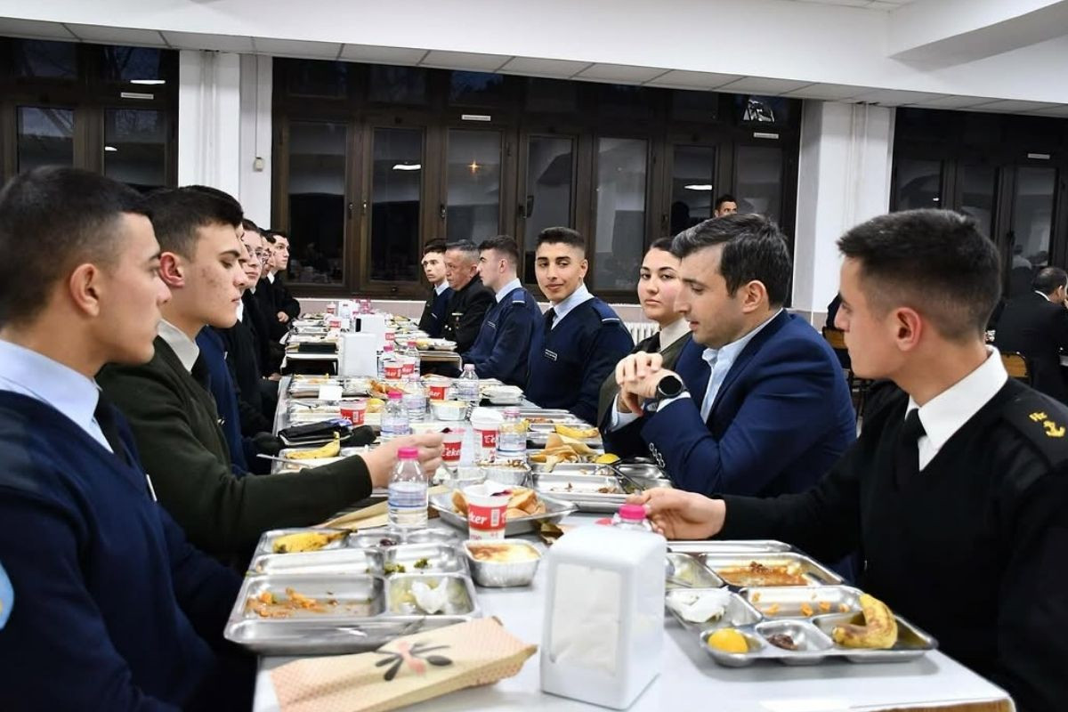 Selçuk Bayraktar, Harbiyelilerle önce iftar yaptı, sonra milli teknolojiyi konuştu