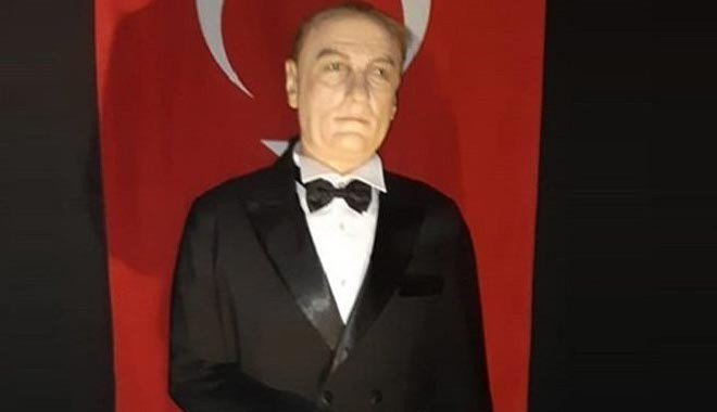 AVM'de Atatürk'e benzemeyen heykel: 'Mustafa Cengiz'e daha çok benziyor'