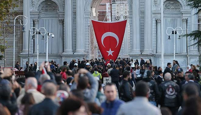 Anıtkabir ve Dolmabahçe’de insan seli