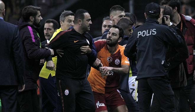 Spor yazarlarından Galatasaray-Fenerbahçe yorumu: ‘Pavyon fedaisi misin?’