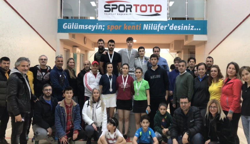 Cambridge'de yaşayan 19 yaşındaki Mümin Türkiye Squash Şampiyonu oldu