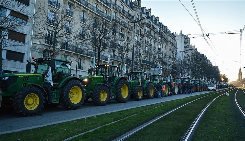 Fransa'da çiftçiler, traktörleriyle Paris'e ulaşım yollarında trafiği engelledi